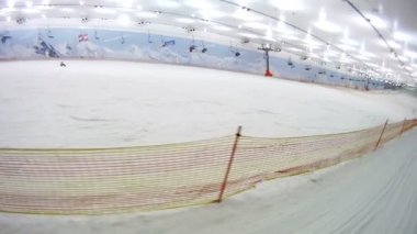 Skilift kar nazik yamaç üzerinde gider
