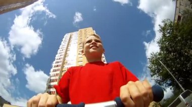 Çocuk scooter üzerinde gider