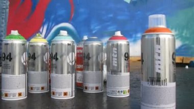 Aerosol sprey boya ile kutular