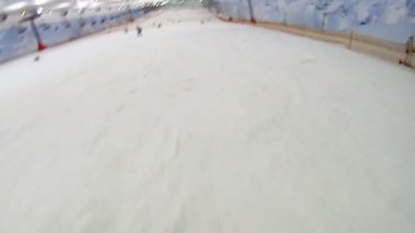 Dağ Kayak Merkezi'nde kar yamacında kayakçı atılıyor