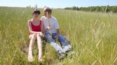 Adam ve kız vahşi çilek yiyin