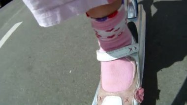 Kız rides scooter