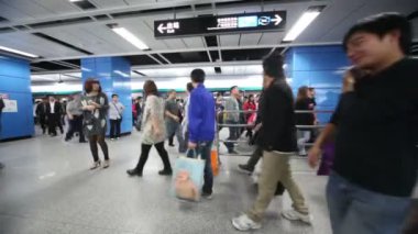 İnsanlar metro istasyonu'na platformunda