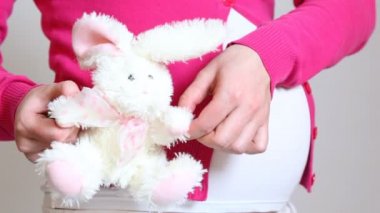 Hamile kadın Bunny ile oynamak