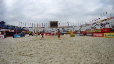 Sportswomen plaj voleybolu oynamak