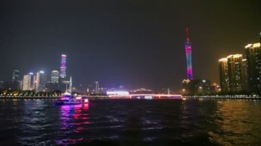 Pearl Nehri üzerinde turistik gemi