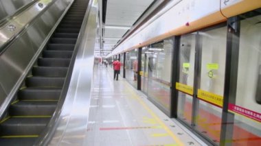 Metro istasyonunda tren geldiğinde