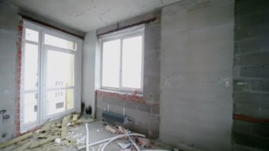 Plastik pencere ile bitmemiş Oda