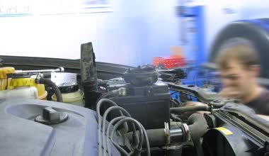 Araba pil ile çalışan makinist