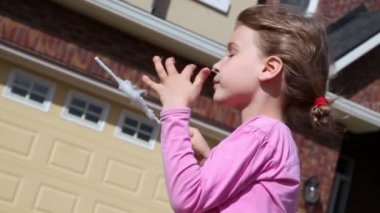 Küçük kız helva yiyen