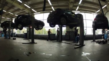 Dört araba garajında kaldırma-jack vinç üzerinde sabit