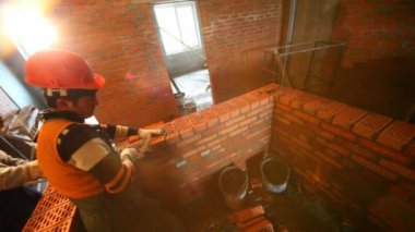 İki işçi duvar odadaki inşa