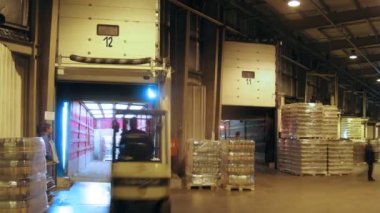 İşçiler yük konteyner Kvas ile