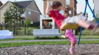 Erkek ve kız salıncağa sway