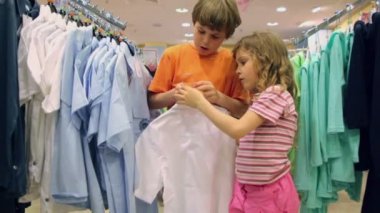 İki çocuk giyim mağazası