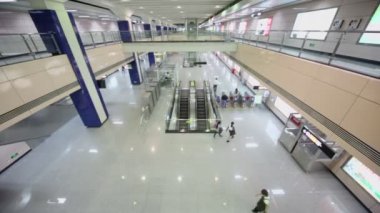 Yolcular uzun salonda yürümek