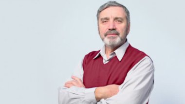 Kırmızı ceketli yaşlı adam