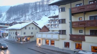 Küçük kasaba caddede trafik