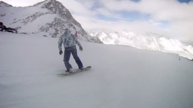 Snowboard kayak yolu üzerinde aşağı taşır