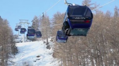Teleferik kabinleri dağlar binmek