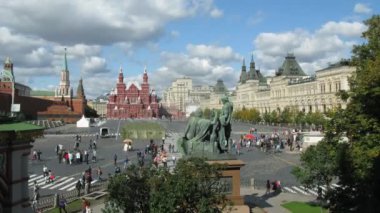 İnsanlar kızıl meydan arasında yürüyüş