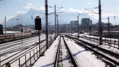 Tren Tren istasyondan ayrılır