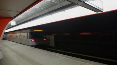 Banliyö tren sürmek uzakta
