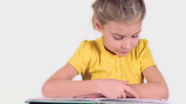 Küçük kız size kitap okuyan