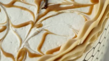 Pasta krema ve çikolata süslemeleri ile