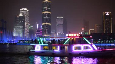 Nehir aşağı gece yolculuk