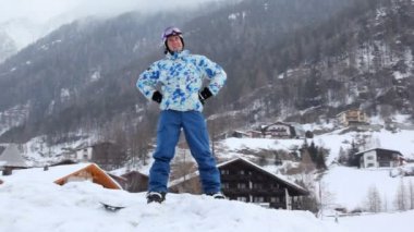 Snowboard dağ yamacında standları