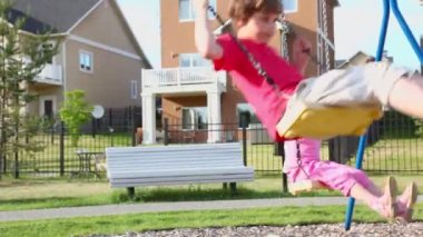 Erkek ve kız salıncağa sway