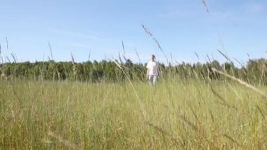 Sarışın adam alanına gider