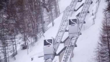 Füniküler iki kabin aşağı gitmek