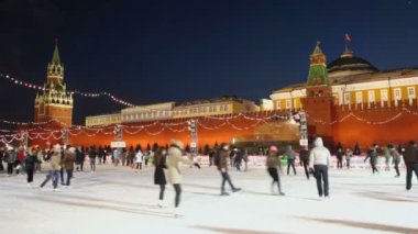 Birçok kişi paten üzerinde binmek