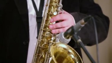 Müzisyen elbiseli saksofon çalıyor