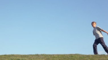 Tboy kız ile yürümek çimen hill tarafından