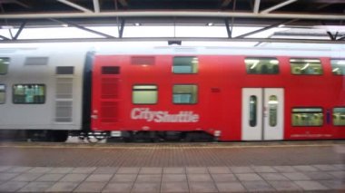 Tren ile iki katlı küçük yük arabalar