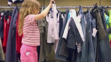 Küçük kız askı, şort çalışır