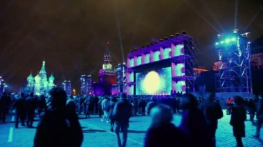 Birçok kişi video sanatı izle