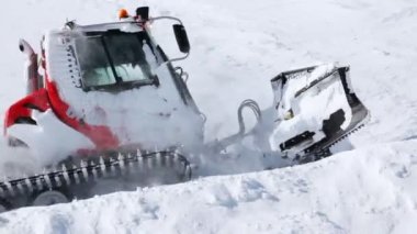 Kar temizleme aracı kar dağ yolu üzerinde temizler