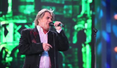 Aleksey Glizin sahnede şarkı söylüyor.
