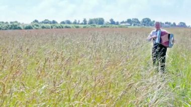 Yaşlı adam akordeon çalar