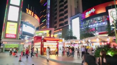 İnsanlar sokakta mağazaları ile yürümek