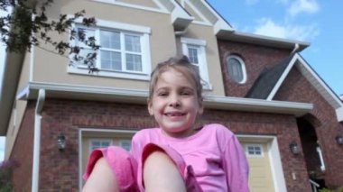 Küçük kız kır evi oturur