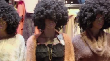 Karanlık peruk ile birkaç mankenler