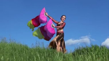 Kadın rhipidiums ve peçe ile Rüzgar