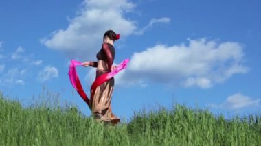 Kadın dansları şeritler