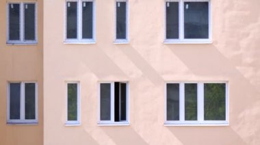 Güneş ışığı yeni bina pencerelerde yansıtılır