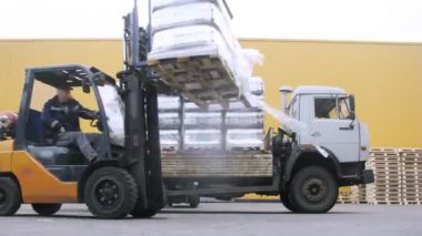 Forklift operatörleri fıçı palet koymak